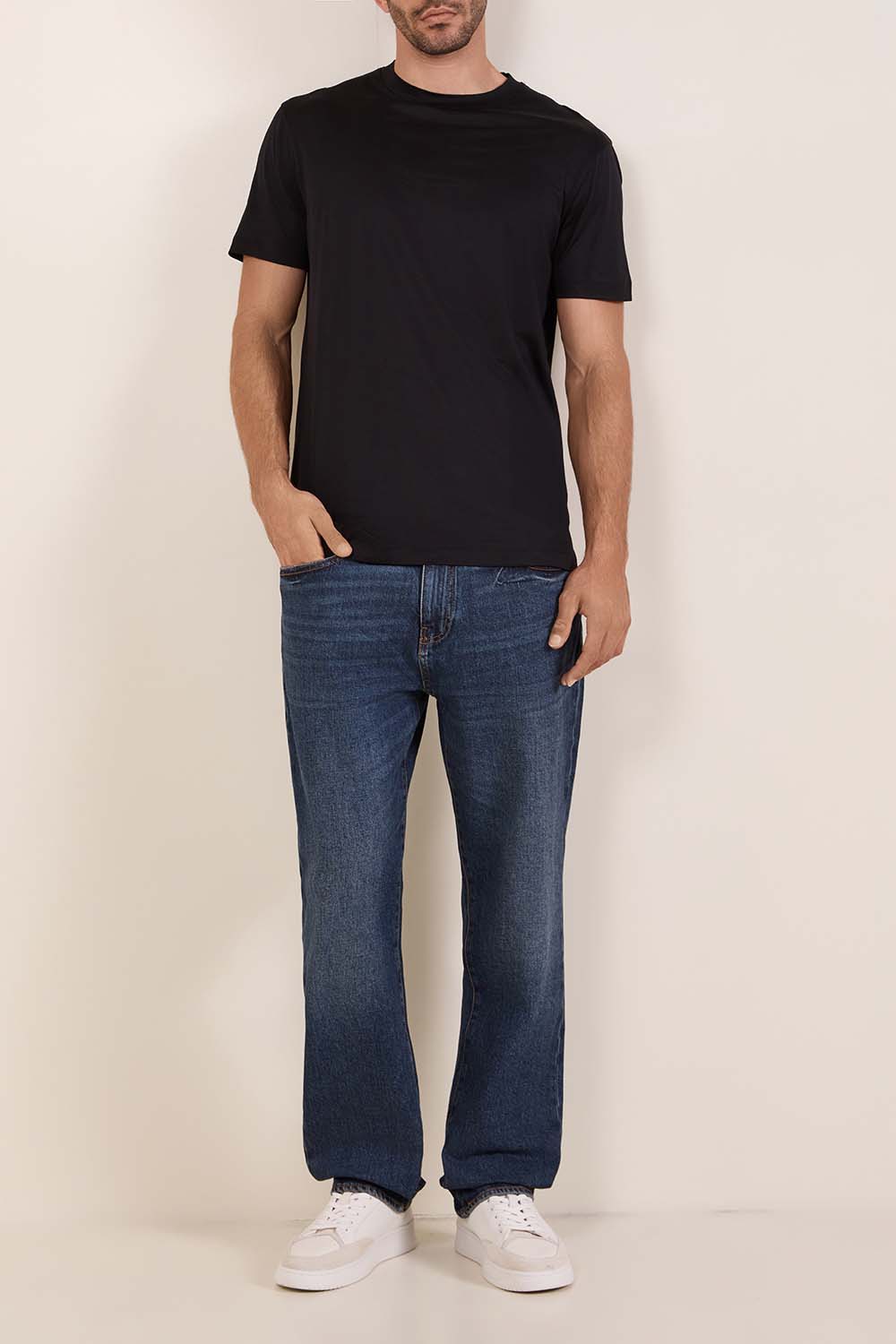 תמונת כל הלוק של חולצת טי